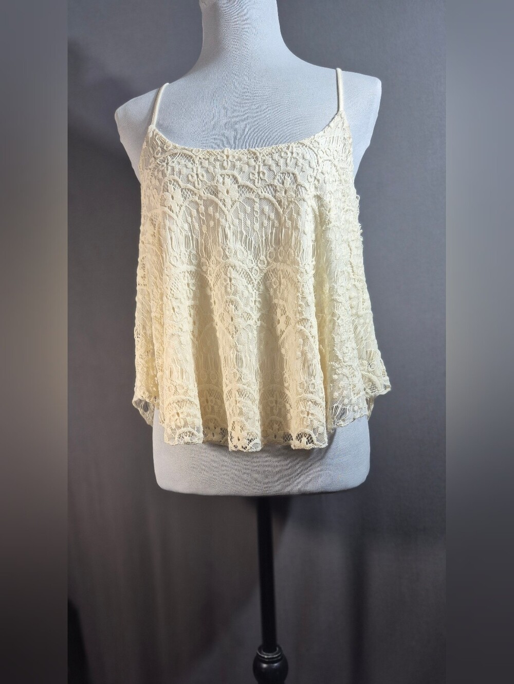Rue21 Cream Lace Cropped Camisole with Spaghetti Straps NWT